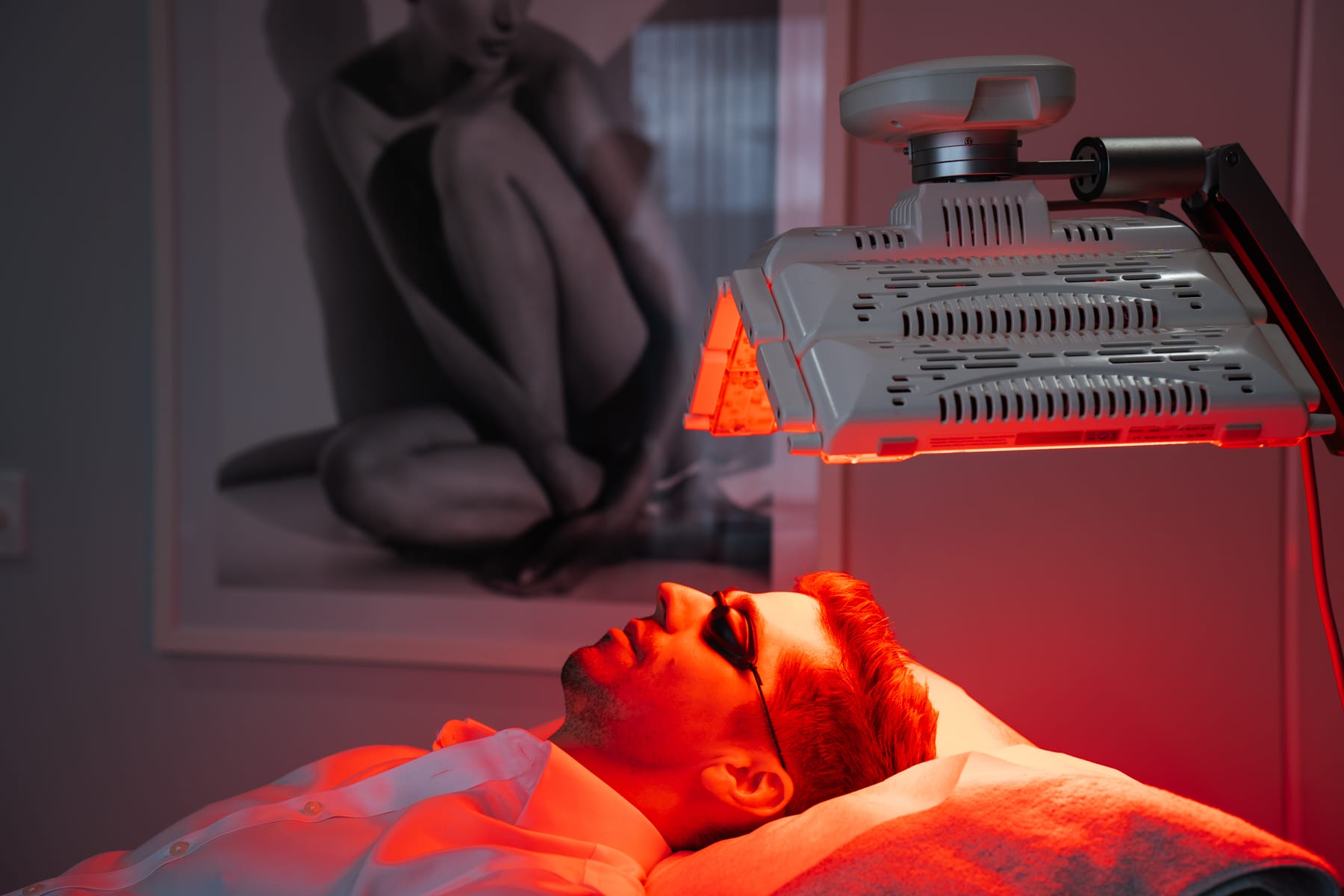 Red light therapy device used by men to stimulate hair growth and improve scalp health